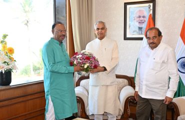 08.10.2025:  महसूल मंत्री चंद्रशेखर बावनकुळे व जलसंपदा मंत्री (गोदावरी व कृष्णा खोरे विकास महामंडळ) राधाकृष्ण विखे-पाटील यांनी महाराष्ट्राचे राज्यपाल आचार्य देवव्रत यांची राजभवन, मुंबई येथे सदिच्छा भेट घेतली.