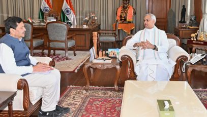10.10.2025: कौशल्य, रोजगार, उदयोजकता व नाविन्यता मंत्री मंगल प्रभात लोढा यांनी विभागांच्या अधिकाऱ्यांसह राज्यपाल आचार्य देवव्रत यांची राजभवन, मुंबई येथे भेट घेतली. यावेळी त्यांनी राज्यपालांना विभागांच्या विविध उपक्रमांची माहिती दिली.