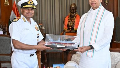 10.10.2025: भारतीय नौसेनेच्या पश्चिम कमानचे मुख्य ध्वज अधिकारी व्हाईस ॲडमिरल कृष्णा स्वामीनाथन यांनी राज्यपाल आचार्य देवव्रत यांची राजभवन, मुंबई येथे सदिच्छा भेट घेतली.