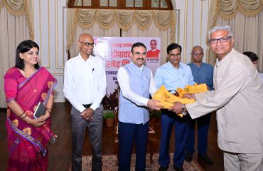 17.10.2025 :दिवाळीनिमित्त महाराष्ट्राचे राज्यपाल आचार्य देवव्रत यांच्या वतीने राजभवनातील कर्मचारी, पोलीस, सार्वजनिक बांधकाम विभागाचे कर्मचारी, कंत्राटी कामगार व इतर कर्मचाऱ्यांना मिठाई वाटप करण्यात आले.  राज्यपालांचे सचिव डॉ प्रशांत नारनवरे यांच्या हस्ते यावेळी मिठाई वाटप करण्यात आले.  यावेळी राज्यपालांचे उपसचिव एस. राममूर्ती, राज्यपालांचे परिवार प्रबंधक डॉ. निशिकांत देशपांडे यांसह राजभवनातील कर्मचारी व अधिकारी उपस्थित होते.