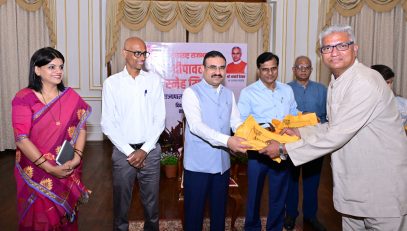 17.10.2025 :दिवाळीनिमित्त महाराष्ट्राचे राज्यपाल आचार्य देवव्रत यांच्या वतीने राजभवनातील कर्मचारी, पोलीस, सार्वजनिक बांधकाम विभागाचे कर्मचारी, कंत्राटी कामगार व इतर कर्मचाऱ्यांना मिठाई वाटप करण्यात आले. राज्यपालांचे सचिव डॉ प्रशांत नारनवरे यांच्या हस्ते यावेळी मिठाई वाटप करण्यात आले. यावेळी राज्यपालांचे उपसचिव एस. राममूर्ती, राज्यपालांचे परिवार प्रबंधक डॉ. निशिकांत देशपांडे यांसह राजभवनातील कर्मचारी व अधिकारी उपस्थित होते.