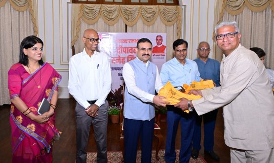 17.10.2025: Sweets were distributed to the staff of Raj Bhavan on behalf of the Governor of Maharashtra Acharya Devvrat on the occasion of Diwali.  	Secretary to the Governor Dr. Prashant Narnaware distributed the sweets to the staff of Raj Bhavan, police personnel, employees of the Public Works Department, contract workers and other staff posted at Raj Bhavan. Deputy Secretary to the Governor S. Ramamoorthy, Comptroller of the Governor's Households Dr Nishikant Deshpande, officers and staff of Raj Bhavan were present.