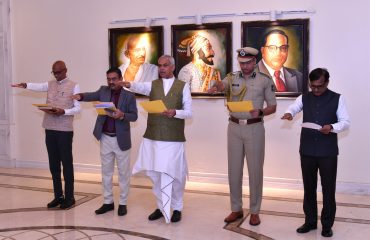 27.10.2025: राज्यपालांनी राजभवनातील कर्मचारी व अधिकारी यांना भ्रष्टाचार निर्मूलनाची 'सत्यनिष्ठा प्रतिज्ञा' दिली