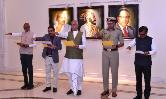 27.10.2025: राज्यपालांनी राजभवनातील कर्मचारी व अधिकारी यांना भ्रष्टाचार निर्मूलनाची 'सत्यनिष्ठा प्रतिज्ञा' दिली