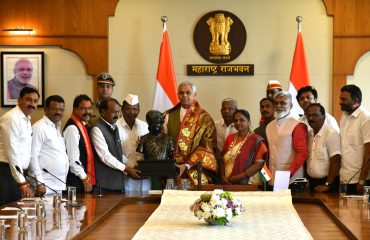 27.10.2025: अन्न व औषध प्रशासन मंत्री नरहरी झिरवाळ यांनी एका शिष्टमंडळासह महाराष्ट्राचे राज्यपाल आचार्य देवव्रत यांची राजभवन, मुंबई यथे भेट घेतली.