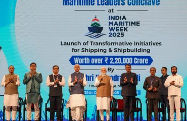 29.10.2025: पंतप्रधान नरेंद्र मोदी यांचे आज इंडिया मेरीटाइम वीक 2025 मध्ये सहभागी होण्यासाठी मुंबई येथे आगमन झाले. नेस्को एक्झिबिशन सेंटर गोरेगाव मुंबई येथे आयोजित इंडिया मेरीटाइम वीक 2025 मधील मेरीटाइम लीडर्स कॉन्क्लेव्हला पंतप्रधानांनी संबोधित केले. बंदर पायाभूत सुविधा, हरित ऊर्जा आणि संरक्षण जहाजबांधणी या क्षेत्रांतील धोरणनिर्माते, विचारवंत आणि सागरी तज्ज्ञ या कार्यक्रमात सहभागी झाले आहेत. यावेळी राज्यपाल आचार्य देवव्रत, मुख्यमंत्री देवेंद्र फडणवीस, केंद्रीय बंदरे, जलमार्ग व नौकानयन मंत्री सर्वानंद सोनोवाल, राज्यमंत्री शांतनू ठाकूर, तसेच महाराष्ट्राचे उपमुख्यमंत्री एकनाथ शिंदे आणि उपमुख्यमंत्री अजित पवार तसेच विविध देशांचे प्रतिनिधी परिषदेला उपस्थित होते.