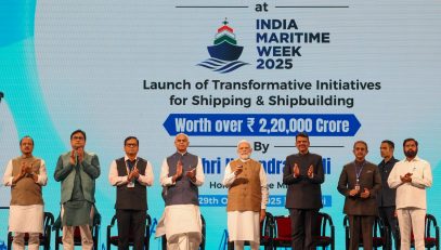 29.10.2025: पंतप्रधान नरेंद्र मोदी यांचे आज इंडिया मेरीटाइम वीक 2025 मध्ये सहभागी होण्यासाठी मुंबई येथे आगमन झाले. नेस्को एक्झिबिशन सेंटर गोरेगाव मुंबई येथे आयोजित इंडिया मेरीटाइम वीक 2025 मधील मेरीटाइम लीडर्स कॉन्क्लेव्हला पंतप्रधानांनी संबोधित केले. बंदर पायाभूत सुविधा, हरित ऊर्जा आणि संरक्षण जहाजबांधणी या क्षेत्रांतील धोरणनिर्माते, विचारवंत आणि सागरी तज्ज्ञ या कार्यक्रमात सहभागी झाले आहेत. यावेळी राज्यपाल आचार्य देवव्रत, मुख्यमंत्री देवेंद्र फडणवीस, केंद्रीय बंदरे, जलमार्ग व नौकानयन मंत्री सर्वानंद सोनोवाल, राज्यमंत्री शांतनू ठाकूर, तसेच महाराष्ट्राचे उपमुख्यमंत्री एकनाथ शिंदे आणि उपमुख्यमंत्री अजित पवार तसेच विविध देशांचे प्रतिनिधी परिषदेला उपस्थित होते.