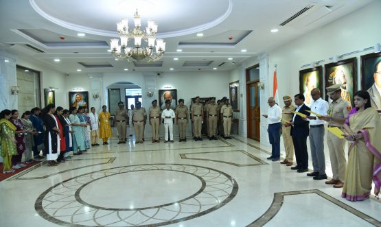 07.11.2025:  बंकिमचंद्र चटर्जी यांनी रचलेल्या वंदे मातरम् या गीताच्या सार्धशताब्दी निमित्त राजभवन येथे संपूर्ण 'वंदे मातरम' गीताचे  सामूहिक गायन करण्यात आले. राज्यपालांचे उपसचिव एस. राममूर्ती, परिवार प्रबंधक डॉ निशिकांत देशपांडे, एडीसी अभयसिंह देशमुख यांसह राजभवनातील अधिकारी, कर्मचारी तसेच पोलीस अधिकारी व जवानांनी 'वंदे मातरम'चे  सामूहिक गायन केले. सर्व जनमानसात देशभावना जागृत होण्यासाठी महत्त्वाची भूमिका बजावणाऱ्या  'वंदे मातरम् ' या गीतास दि. ७ नोव्हेंबर २०२५ रोजी १५० वर्ष पूर्ण झाली. या निमित्ताने राजभवन येथे 'वंदे मातरम्' या गीताच्या सामूहिक गायनाचा कार्यक्रम आयोजित करण्यात आला होता.