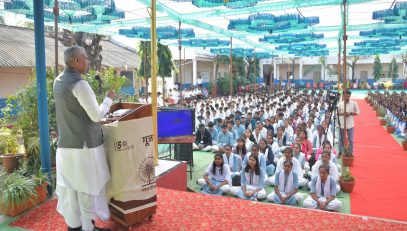 Governor interacts with students, teachers and villagers during the “Swadeshi Gramjeevan Swavalamban Yatra” at Uchhal in Tapi district