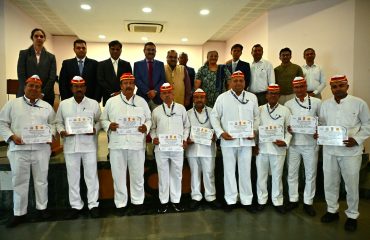 13.11.2025:  महाराष्ट्राचे राज्यपाल आचार्य देवव्रत यांच्या मार्गदर्शनानुसार राजभवनातील आदरातिथ्य विभागातील कर्मचाऱ्यांसाठी आयोजित तीन दिवसांच्या कौशल्य वर्धन प्रशिक्षण शिबिराचा समारोप तसेच प्रमाणपत्र वितरणाचा कार्यक्रम राजभवन येथे संपन्न झाला. राज्यपालांचे सचिव डॉ प्रशांत नारनवरे यांच्या अध्यक्षतेखाली झालेल्या या समारोप सत्रामध्ये शिबिरात सहभागी झालेल्या ६२ कर्मचाऱ्यांना प्रमाणपत्र देण्यात आले. यावेळी डॉ नारनवरे यांच्या हस्ते इन्स्टिट्यूट ऑफ हॉटेल मॅनेजमेंटचे प्राचार्य डॉ निशित श्रीवास्तव, संस्थेतील वरिष्ठ प्राध्यापिका नीलम नाडकर, प्रा. नंदकुमार गायकवाड, प्रा अमोल बलकवडे व मेधा भट्टाचार्य यांचा सत्कार करण्यात आला. राज्यपालांचे परिवारप्रबंधक डॉ निशिकांत देशपांडे यांनी प्रास्ताविक केले तर राज्यपालांच्या खासगी सचिव अर्चना गायकवाड यांनी सूत्रसंचालन केले.