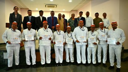 13.11.2025:  महाराष्ट्राचे राज्यपाल आचार्य देवव्रत यांच्या मार्गदर्शनानुसार राजभवनातील आदरातिथ्य विभागातील कर्मचाऱ्यांसाठी आयोजित तीन दिवसांच्या कौशल्य वर्धन प्रशिक्षण शिबिराचा समारोप तसेच प्रमाणपत्र वितरणाचा कार्यक्रम राजभवन येथे संपन्न झाला. राज्यपालांचे सचिव डॉ प्रशांत नारनवरे यांच्या अध्यक्षतेखाली झालेल्या या समारोप सत्रामध्ये शिबिरात सहभागी झालेल्या ६२ कर्मचाऱ्यांना प्रमाणपत्र देण्यात आले. यावेळी डॉ नारनवरे यांच्या हस्ते इन्स्टिट्यूट ऑफ हॉटेल मॅनेजमेंटचे प्राचार्य डॉ निशित श्रीवास्तव, संस्थेतील वरिष्ठ प्राध्यापिका नीलम नाडकर, प्रा. नंदकुमार गायकवाड, प्रा अमोल बलकवडे व मेधा भट्टाचार्य यांचा सत्कार करण्यात आला. राज्यपालांचे परिवारप्रबंधक डॉ निशिकांत देशपांडे यांनी प्रास्ताविक केले तर राज्यपालांच्या खासगी सचिव अर्चना गायकवाड यांनी सूत्रसंचालन केले.