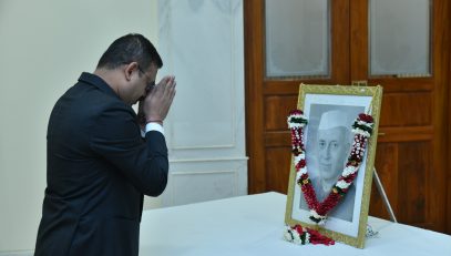 14.11.2025:  देशाचे पहिले पंतप्रधान दिवंगत पंडित जवाहरलाल नेहरू यांच्या जयंतीनिमित्त महाराष्ट्र राजभवन येथे त्यांना आदरांजली वाहण्यात आली. राज्यपालांचे सचिव डॉ. प्रशांत नारनवरे यांनी पं. नेहरु यांच्या प्रतिमेला पुष्पांजली वाहून अभिवादन केले. राज्यपालांचे उपसचिव एस. राममूर्ती, राज्यपालांचे परिवार प्रबंधक डॉ निशिकांत देशपांडे, राज्यपालांचे परिसहायक ले.  विक्रम कुमार तसेच राजभवनातील अधिकारी व कर्मचारी तसेच राजभवन येथे कर्तव्यावर असलेल्या  पोलीस अधिकारी व अमलदारांनी देखील पंडित  नेहरू यांना अभिवादन केले.