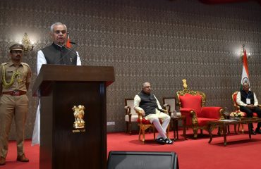 16.11.2025: महाराष्ट्र व गुजरातचे राज्यपाल आचार्य देवव्रत यांनी आज 'नैसर्गिक कृषी - अनुपम भारतीय वारसा' या विषयावर प्रशासकीय, पोलीस व राजस्व तसेच इतर सेवेतील अधिकारी व स्वयंसेवकांशी राजभवन मुंबई येथे संवाद साधला.  संकल्प फाउंडेशनच्या वतीने या संवादाचे आयोजन करण्यात आले होते. कार्यक्रमाला रा. स्व. संघाचे मुंबई येथील संघचालक सुरेश भगेरिया, संकल्प फाउंडेशनचे अध्यक्ष संतोष कुमार तनेजा, संकल्प फाउंडेशनचे महासचिव संतोष पाठक, सचिव राजू चौहान तसेच इतर निमंत्रित उपस्थित होते.