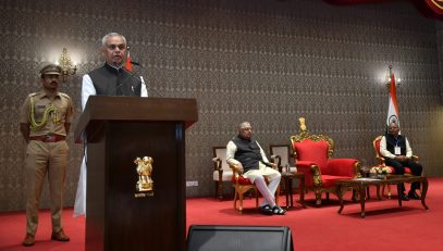 16.11.2025: महाराष्ट्र व गुजरातचे राज्यपाल आचार्य देवव्रत यांनी आज 'नैसर्गिक कृषी - अनुपम भारतीय वारसा' या विषयावर प्रशासकीय, पोलीस व राजस्व तसेच इतर सेवेतील अधिकारी व स्वयंसेवकांशी राजभवन मुंबई येथे संवाद साधला.  संकल्प फाउंडेशनच्या वतीने या संवादाचे आयोजन करण्यात आले होते. कार्यक्रमाला रा. स्व. संघाचे मुंबई येथील संघचालक सुरेश भगेरिया, संकल्प फाउंडेशनचे अध्यक्ष संतोष कुमार तनेजा, संकल्प फाउंडेशनचे महासचिव संतोष पाठक, सचिव राजू चौहान तसेच इतर निमंत्रित उपस्थित होते.