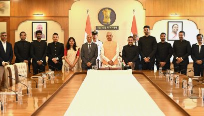 17.11.2025: सन २०२४ च्या तुकडीतील सात परिविक्षाधीन भारतीय प्रशासकीय सेवेतील अधिकाऱ्यांनी आज राज्यपाल आचार्य देवव्रत यांची राजभवन, मुंबई येथे सदिच्छा भेट घेतली. यावेळी सामान्य प्रशासन विभागातील सचिव पंकज कुमार, राज्यपालांचे सचिव डॉ. प्रशांत नारनवरे, सह सचिव सुभाष उमराणीकर, राज्यपालांचे उपसचिव एस राममूर्ती हे देखील उपस्थित होते.