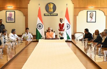 17.11.2025:  महाराष्ट्राचे राज्यपाल तसेच राज्यातील विद्यापीठांचे कुलपती आचार्य देवव्रत यांच्या प्रमुख उपस्थितीत आज राज्यातील अकृषी विद्यापीठांच्या कुलगुरूंची बैठक राजभवन येथे संपन्न झाली. बैठकीत राष्ट्रीय शैक्षणिक धोरण २०२० (NEP 2020) आणि 'व्हिजन महाराष्ट्र २०४७’ अंमलबजावणीचा आढावा घेण्यात आला. बैठकीला उच्च व तंत्र शिक्षण मंत्री चंद्रकांतदादा पाटील, उच्च व तांत्रिक शिक्षण विभागाचे अपर मुख्य सचिव वेणुगोपाल रेड्डी तसेच राज्यातील सर्व विद्यापीठांचे कुलगुरू उपस्थित होते. विद्यापीठे ही विद्या आणि संस्कारांची केंद्रे असावीत. शिक्षक हे विद्यार्थ्यांशी आत्मीयतेने जोडले जावे. शिक्षक आणि विद्यार्थी यांच्यातील संवाद व सहकार्य वाढले तर विद्यार्थ्यांचा सर्वांगीण विकास निश्चित होईल. विद्यार्थ्यांनी खेळ, एनसीसी, एनएसएस यांसारख्या उपक्रमांत सक्रिय सहभाग घेतला पाहिजे. तंदुरुस्त शरीर आणि सुदृढ मन हेच चांगल्या शिक्षणाचे आधारस्तंभ आहेत, असे राज्यपालांनी यावेळी बोलताना सांगितले.