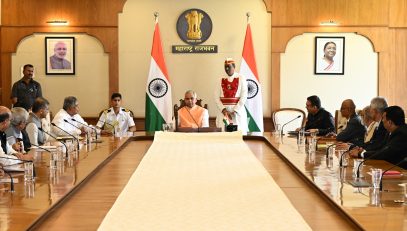 17.11.2025:  महाराष्ट्राचे राज्यपाल तसेच राज्यातील विद्यापीठांचे कुलपती आचार्य देवव्रत यांच्या प्रमुख उपस्थितीत आज राज्यातील अकृषी विद्यापीठांच्या कुलगुरूंची बैठक राजभवन येथे संपन्न झाली. बैठकीत राष्ट्रीय शैक्षणिक धोरण २०२० (NEP 2020) आणि 'व्हिजन महाराष्ट्र २०४७’ अंमलबजावणीचा आढावा घेण्यात आला. बैठकीला उच्च व तंत्र शिक्षण मंत्री चंद्रकांतदादा पाटील, उच्च व तांत्रिक शिक्षण विभागाचे अपर मुख्य सचिव वेणुगोपाल रेड्डी तसेच राज्यातील सर्व विद्यापीठांचे कुलगुरू उपस्थित होते. विद्यापीठे ही विद्या आणि संस्कारांची केंद्रे असावीत. शिक्षक हे विद्यार्थ्यांशी आत्मीयतेने जोडले जावे. शिक्षक आणि विद्यार्थी यांच्यातील संवाद व सहकार्य वाढले तर विद्यार्थ्यांचा सर्वांगीण विकास निश्चित होईल. विद्यार्थ्यांनी खेळ, एनसीसी, एनएसएस यांसारख्या उपक्रमांत सक्रिय सहभाग घेतला पाहिजे. तंदुरुस्त शरीर आणि सुदृढ मन हेच चांगल्या शिक्षणाचे आधारस्तंभ आहेत, असे राज्यपालांनी यावेळी बोलताना सांगितले.