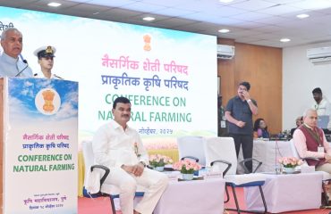 18.11.2025: महाराष्ट्राचे राज्यपाल तसेच राज्यातील विद्यापीठांचे कुलपती आचार्य देवव्रत यांनी आज पुणे येथील कृषी महाविद्यालय येथे आयोजित नैसर्गिक कृषी परिषदेला संबोधित केले.  नैसर्गिक कृषी परिषदेच्या उद्घाटन प्रसंगी कृषी मंत्री दत्तात्रय भरणे, कृषी विभागाचे अपर मुख्य सचिव विकास चंद्र रस्तोगी,  पशुसंवर्धन, दुग्धविकास आणि मत्स्यव्यवसाय विभागाचे सचिव डॉ. रामास्वामी एन.,राज्यपालांचे सचिव डॉ. प्रशांत नारनवरे, कृषी विभागाचे अधिकारी, राज्य आणि गुजरात येथील कृषी विद्यापीठांचे कुलगुरू, महाराष्ट्राच्या कृषी विभागांतर्गत विविध कार्यालयांचे प्रमुख, कृषी विज्ञान केंद्रांचे प्रमुख, कृषी सल्लागार, कृषी शास्त्रज्ञ, शिक्षक व विद्यार्थी उपस्थित होते.