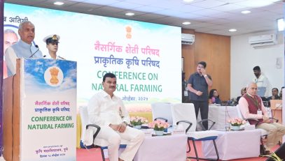 18.11.2025: महाराष्ट्राचे राज्यपाल तसेच राज्यातील विद्यापीठांचे कुलपती आचार्य देवव्रत यांनी आज पुणे येथील कृषी महाविद्यालय येथे आयोजित नैसर्गिक कृषी परिषदेला संबोधित केले.  नैसर्गिक कृषी परिषदेच्या उद्घाटन प्रसंगी कृषी मंत्री दत्तात्रय भरणे, कृषी विभागाचे अपर मुख्य सचिव विकास चंद्र रस्तोगी,  पशुसंवर्धन, दुग्धविकास आणि मत्स्यव्यवसाय विभागाचे सचिव डॉ. रामास्वामी एन.,राज्यपालांचे सचिव डॉ. प्रशांत नारनवरे, कृषी विभागाचे अधिकारी, राज्य आणि गुजरात येथील कृषी विद्यापीठांचे कुलगुरू, महाराष्ट्राच्या कृषी विभागांतर्गत विविध कार्यालयांचे प्रमुख, कृषी विज्ञान केंद्रांचे प्रमुख, कृषी सल्लागार, कृषी शास्त्रज्ञ, शिक्षक व विद्यार्थी उपस्थित होते.
