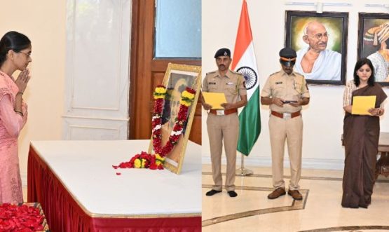 19.11.2025 : दिवंगत पंतप्रधान इंदिरा गांधी यांच्या  १०८ व्या जयंती दिनानिमित्त राजभवन येथे त्यांच्या प्रतिमेला पुष्पांजली वाहून अभिवादन करण्यात आले. यावेळी राज्यपालांच्या खाजगी सचिव अर्चना गायकवाड व  राज्यपालांच्या अवर सचिव (प्रशासन) (प्र.) करुणा वावडणकर यांनी इंदिरा गांधींच्या प्रतिमेला पुष्पांजली वाहिली. त्यानंतर त्यांनी सर्व उपस्थित राजभवनातील कर्मचारी व अधिकारी तसेच पोलीस अधिकारी व अंमलदार यांना राष्ट्रीय एकात्मतेची शपथ दिली.  दरवर्षी दिवंगत पंतप्रधान इंदिरा गांधी यांची जयंती राष्ट्रीय एकात्मता दिवस म्हणून साजरी करण्यात येते. यावेळी उपस्थितांनी देशाचे स्वातंत्र्य आणि राष्ट्रीय एकात्मता अबाधित राखण्यासाठी  निष्ठापूर्वक काम करण्याची तसेच सर्व धार्मिक, भाषिक किंवा प्रादेशिक मतभेद शांततामय आणि सांविधानिक मार्गाने सोडविण्याची शपथ  घेतली.