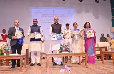 18.11.2025: राज्यपाल आचार्य देवव्रत यांच्या प्रमुख उपस्थितीत राष्ट्रीय निसर्गोपचार संस्था पुणे अंतर्गत येवलेवाडी येथील निसर्गग्राम येथे आठवा निसर्गोपचार दिन साजरा करण्यात आला. यावेळी निसर्गोपचाराशी संबंधित पुस्तकांचे तसेच टपाल तिकिटाचे प्रकाशन करण्यात आले. विविध स्पर्धांच्या विजेत्या महाविद्यालय, वैद्यकीय व्यवसायी, उत्कृष्ट विद्यार्थी यांना देखील यावेळी पुरस्कार देण्यात आले. कार्यक्रमाला केंद्रीय आयुष राज्यमंत्री प्रतापराव जाधव, आयुष मंत्रालयाच्या सहसचिव डॉ. कविता जैन, पोस्ट मास्तर जनरल सुचिता जोशी, राष्ट्रीय निसर्गोपचार संस्था पुणेचे प्रभारी संचालक अमरेंद्र सिंग आदी उपस्थित होते. राष्ट्रीय निसर्गोपचार केंद्र, निसर्ग ग्राम येथील संशोधक, प्राध्यापक, विद्यार्थी, कर्मचारी यांच्यासह निसर्गोपचार वैद्यकीय व्यवसायी देखील कार्यक्रमाला उपस्थित होते.