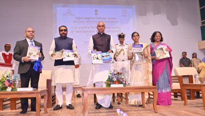 18.11.2025: राज्यपाल आचार्य देवव्रत यांच्या प्रमुख उपस्थितीत राष्ट्रीय निसर्गोपचार संस्था पुणे अंतर्गत येवलेवाडी येथील निसर्गग्राम येथे आठवा निसर्गोपचार दिन साजरा करण्यात आला. यावेळी निसर्गोपचाराशी संबंधित पुस्तकांचे तसेच टपाल तिकिटाचे प्रकाशन करण्यात आले. विविध स्पर्धांच्या विजेत्या महाविद्यालय, वैद्यकीय व्यवसायी, उत्कृष्ट विद्यार्थी यांना देखील यावेळी पुरस्कार देण्यात आले. कार्यक्रमाला केंद्रीय आयुष राज्यमंत्री प्रतापराव जाधव, आयुष मंत्रालयाच्या सहसचिव डॉ. कविता जैन, पोस्ट मास्तर जनरल सुचिता जोशी, राष्ट्रीय निसर्गोपचार संस्था पुणेचे प्रभारी संचालक अमरेंद्र सिंग आदी उपस्थित होते. राष्ट्रीय निसर्गोपचार केंद्र, निसर्ग ग्राम येथील संशोधक, प्राध्यापक, विद्यार्थी, कर्मचारी यांच्यासह निसर्गोपचार वैद्यकीय व्यवसायी देखील कार्यक्रमाला उपस्थित होते.