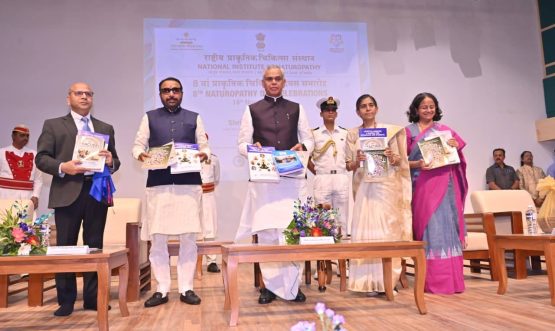 18.11.2025: राज्यपाल आचार्य देवव्रत यांच्या प्रमुख उपस्थितीत राष्ट्रीय निसर्गोपचार संस्था पुणे अंतर्गत येवलेवाडी येथील निसर्गग्राम येथे आठवा निसर्गोपचार दिन साजरा करण्यात आला. यावेळी निसर्गोपचाराशी संबंधित पुस्तकांचे तसेच टपाल तिकिटाचे प्रकाशन करण्यात आले. विविध स्पर्धांच्या विजेत्या महाविद्यालय, वैद्यकीय व्यवसायी, उत्कृष्ट विद्यार्थी यांना देखील यावेळी पुरस्कार देण्यात आले. कार्यक्रमाला केंद्रीय आयुष राज्यमंत्री प्रतापराव जाधव, आयुष मंत्रालयाच्या सहसचिव डॉ. कविता जैन, पोस्ट मास्तर जनरल सुचिता जोशी, राष्ट्रीय निसर्गोपचार संस्था पुणेचे प्रभारी संचालक अमरेंद्र सिंग आदी उपस्थित होते. राष्ट्रीय निसर्गोपचार केंद्र, निसर्ग ग्राम येथील संशोधक, प्राध्यापक, विद्यार्थी, कर्मचारी यांच्यासह निसर्गोपचार वैद्यकीय व्यवसायी देखील कार्यक्रमाला उपस्थित होते.