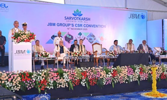 19.11.2025: महाराष्ट्र व गुजरातचे राज्यपाल आचार्य देवव्रत यांच्या प्रमुख उपस्थितीत आज जेबीएम समूहातर्फे चाकण, पुणे येथे विविध कॉर्पोरेट सामाजिक दायित्व उपक्रमांचा समावेश असलेला 'सर्वोत्कर्ष' कार्यक्रम संपन्न झाला. समूहाचे अध्यक्ष सुरेंद्र कुमार आर्य यांच्या जन्मदिनाचे औचित्य साधून या कार्यक्रमाचे आयोजन करण्यात आले होते.  यावेळी राज्यपालांनी अहिल्यानगर येथे सुरु करण्यात आलेल्या स्वामी विरजानंद कन्या गुरुकुल संस्थेला पाच लाख रुपयांची देणगी जाहीर केली. जेबीएम समूहाचे उपाध्यक्ष निशांत आर्य, आर्य समाजाचे प्रतिनिधी विनय आर्य, डॉ. संजय कुलकर्णी, कमलेश गुप्ता, सुशील बिंदल, शासकीय अधिकारी तसेच समूहाचे सदस्य उपस्थित होते.  'सर्वोत्कर्ष' कार्यक्रमांतर्गत गर्भाशयाच्या कर्करोग तपासणीकरिता रुग्णवाहिकेचे लोकार्पण, रक्तदान शिबिराचे आयोजन, व्हीलचेअरचे वाटप, आदी उपक्रम घेण्यात आले.
