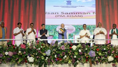 19.11.2025: प्रधानमंत्री किसान सन्मान निधी योजनेच्या २१ व्या हप्त्याचे वितरण प्रधानमंत्री नरेंद्र मोदी यांच्या हस्ते तामिळनाडू राज्यातील कोईम्बतूर  येथून ऑनलाइन पद्धतीने झाले.   कार्यक्रमास कृषी महाविद्यालय पुणे येथून दूरदृष्य प्रणालीद्वारे राज्यपाल आचार्य देवव्रत उपस्थित होते. यावेळी  कृषी विभागाच्यावतीने आयोजित कार्यक्रमात राज्यपालांनी शेतकऱ्यांशी संवाद साधला .  कार्यक्रमाला  कृषी विभागाचे प्रधान सचिव विकास चंद्र रस्तोगी, राज्यपालांचे सचिव डॉ. प्रशांत नारनवरे, कृषी आयुक्त सूरज मांढरे, राज्यपालांचे उपसचिव राममूर्ती आदी उपस्थित होते. विषमुक्त शेती करणे हेच देशाचे मिशन असून नैसर्गिक शेती करणाऱ्या शेतकऱ्यांकडून प्रेरणा घेऊन जास्तीत जास्त शेतकऱ्यांनी नैसर्गिक शेतीकडे वळावे, असे आवाहन राज्यपाल आचार्य देवव्रत यांनी केले.  यावेळी राज्यपाल श्री. देवव्रत यांच्या हस्ते जिल्ह्यातील नैसर्गिक शेती करणाऱ्या मंगेश भास्कर, दत्तात्रय निगडे, रामदास लांडगे, अनिल पायगुडे व लहू फाले या शेतकऱ्यांचा प्रातिनिधिक स्वरुपात सत्कार करण्यात आला.