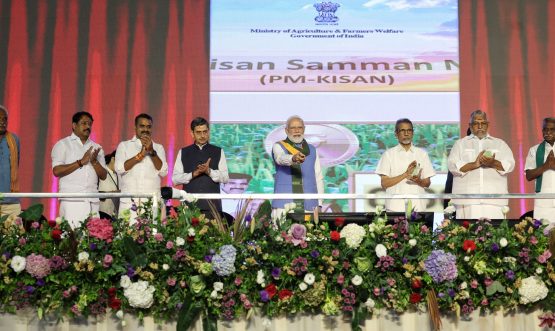 19.11.2025: प्रधानमंत्री किसान सन्मान निधी योजनेच्या २१ व्या हप्त्याचे वितरण प्रधानमंत्री नरेंद्र मोदी यांच्या हस्ते तामिळनाडू राज्यातील कोईम्बतूर  येथून ऑनलाइन पद्धतीने झाले.   कार्यक्रमास कृषी महाविद्यालय पुणे येथून दूरदृष्य प्रणालीद्वारे राज्यपाल आचार्य देवव्रत उपस्थित होते. यावेळी  कृषी विभागाच्यावतीने आयोजित कार्यक्रमात राज्यपालांनी शेतकऱ्यांशी संवाद साधला .  कार्यक्रमाला  कृषी विभागाचे प्रधान सचिव विकास चंद्र रस्तोगी, राज्यपालांचे सचिव डॉ. प्रशांत नारनवरे, कृषी आयुक्त सूरज मांढरे, राज्यपालांचे उपसचिव राममूर्ती आदी उपस्थित होते. विषमुक्त शेती करणे हेच देशाचे मिशन असून नैसर्गिक शेती करणाऱ्या शेतकऱ्यांकडून प्रेरणा घेऊन जास्तीत जास्त शेतकऱ्यांनी नैसर्गिक शेतीकडे वळावे, असे आवाहन राज्यपाल आचार्य देवव्रत यांनी केले.  यावेळी राज्यपाल श्री. देवव्रत यांच्या हस्ते जिल्ह्यातील नैसर्गिक शेती करणाऱ्या मंगेश भास्कर, दत्तात्रय निगडे, रामदास लांडगे, अनिल पायगुडे व लहू फाले या शेतकऱ्यांचा प्रातिनिधिक स्वरुपात सत्कार करण्यात आला.