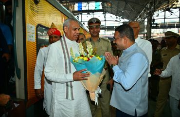 28.11.2025:  महाराष्ट्र व गुजरातचे राज्यपाल आचार्य देवव्रत यांचे तेजस एक्सप्रेसने नवी दिल्लीहून मुंबई सेंट्रल रेल्वे स्थानक येथे आगमन झाले. राज्यपालांचे सचिव डॉ. प्रशांत नारनवरे व  राज्यपालांचे उपसचिव एस. राममूर्ती यांनी मुंबई सेंट्रल स्थानकावर राज्यपालांचे पुष्पगुच्छ देऊन स्वागत केले. यावेळी मुंबई सेंट्रल रेल्वे स्थानकाचे व्यवस्थापक सागर कुलकर्णी तसेच रेल्वेचे वरिष्ठ अधिकारी देखील उपस्थित होते. राज्यपाल मुंबई व आळंदी, पुणे येथील कार्यक्रमांना उपस्थित राहणार आहेत