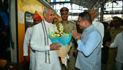 28.11.2025:  महाराष्ट्र व गुजरातचे राज्यपाल आचार्य देवव्रत यांचे तेजस एक्सप्रेसने नवी दिल्लीहून मुंबई सेंट्रल रेल्वे स्थानक येथे आगमन झाले. राज्यपालांचे सचिव डॉ. प्रशांत नारनवरे व  राज्यपालांचे उपसचिव एस. राममूर्ती यांनी मुंबई सेंट्रल स्थानकावर राज्यपालांचे पुष्पगुच्छ देऊन स्वागत केले. यावेळी मुंबई सेंट्रल रेल्वे स्थानकाचे व्यवस्थापक सागर कुलकर्णी तसेच रेल्वेचे वरिष्ठ अधिकारी देखील उपस्थित होते. राज्यपाल मुंबई व आळंदी, पुणे येथील कार्यक्रमांना उपस्थित राहणार आहेत