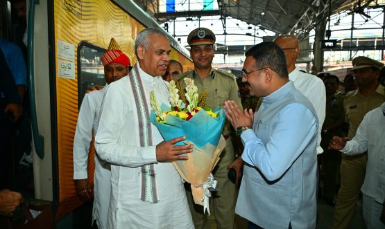 28.11.2025: The Governor of Maharashtra and Gujarat Acharya Devvrat arrived in Mumbai from New Delhi by Tejas Express. The Governor was welcomed by the Secretary to the Governor Dr. Prashant Narnaware and Deputy Secretary S. Ramamoorthy on his arrival at the Mumbai Central Railway Station. Station Manager of Western Railway Sagar Kulkarni and senior officers were present.