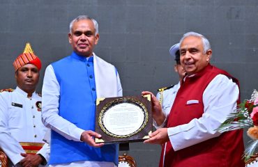 29.11.2025 : डीएव्ही महाविद्यालय शैक्षणिक संस्थांच्या व्यवस्थापन समितीतर्फे राज्यपालांचा सत्कार