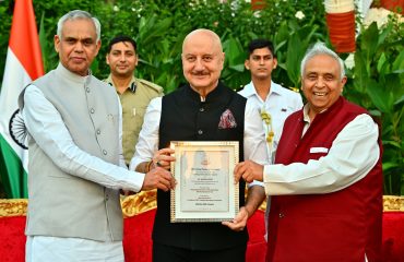 29.11.2025 : अभिनेते अनुपम खेर यांना राज्यपालांच्या हस्ते डीएव्ही रत्न पुरस्काराने सन्मानित