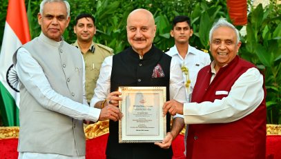 29.11.2025 : अभिनेते अनुपम खेर यांना राज्यपालांच्या हस्ते डीएव्ही रत्न पुरस्काराने सन्मानित