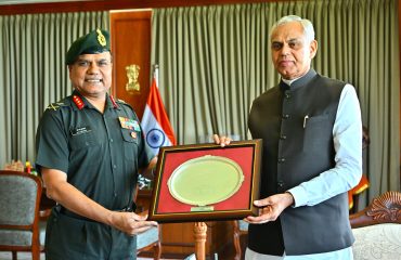 30.11.2025 : भारतीय स्थलसेनेच्या महाराष्ट्र, गुजरात व गोवा विभागाचे प्रमुख अधिकारी लेफ्टनंट जनरल डी. एस. कुशवाह यांनी घेतली राज्यपालांची भेट