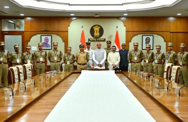29.11.2025 : भारतीय पोलीस सेवेच्या २०२३ व २०२४ तुकडीतील प्रशिक्षणार्थी भापोसे अधिकाऱ्यांनी घेतली राज्यपालांची भेट