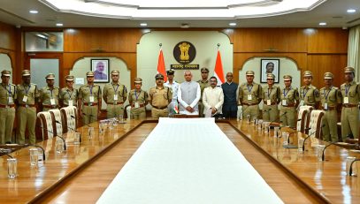 29.11.2025 : भारतीय पोलीस सेवेच्या २०२३ व २०२४ तुकडीतील प्रशिक्षणार्थी भापोसे अधिकाऱ्यांनी घेतली राज्यपालांची भेट
