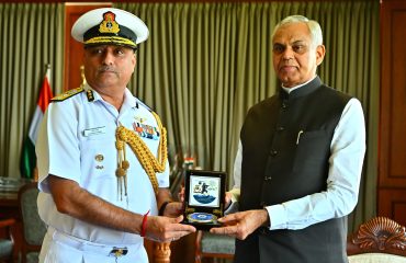 30.11.2025 : भारतीय तटरक्षक दलाच्या पश्चिम सागरी प्रदेशाचे महानिरिक्षक भीष्म शर्मा यांनी घेतली राज्यपालांची भेट