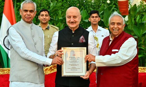 राज्यपालांच्या हस्ते अनुपम खेर यांना डीएव्ही रत्न पुरस्कार प्रदान