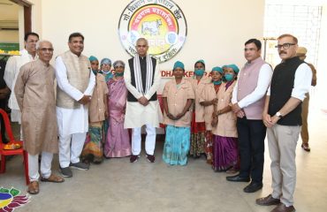 08.12.2025: The Governor of Maharashtra and Gujarat Acharya Devvrat visited the Gau Vigyan Anusandhan Kendra (Cow Science Research Centre) at Deolapar, Ramtek Taluka, Nagpur District. The Governor visited the Centre’s Gaushala as well as the vermicompost project, and expressed satisfaction over the work being carried out for the protection and conservation of Indian breed of cows.  Minister of State for Finance and Planning  Adv. Ashish Jaiswal, Chairman of the Gau Vidyan Anusandhan Kendra Padmesh Gupta, Exe President Hemant Jambhekar, Vice President Yashpal Arya, Secretary Sanat Kumar Gupta, Treasurer Dr. Sanjay Ekapure, and CEO Dr. Manoj Tatwavadi were present.