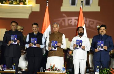 09.12.2025: Maharashtra and Gujarat Governor Acharya Devvrat released the book 'Bhartiya Samvidhan: Gauravshali Amrut Mahotsavi Watchal' at Lok Bhavan in Nagpur. The book contains the speech delivered by Chief Minister Devendra Fadnavis on the floor of the Maharashtra Legislative Assembly on the occasion of completion of 75 years of the Indian Constitution earlier this year.  Chief Minister Devendra Fadnavis, Deputy Chief Minister Eknath Shinde, Chairman of Legislative Council Ram Shinde, Speaker of Legislative Assembly Adv. Rahul Narwekar, Deputy Chairperson of the Council Dr. Neelam Gorhe, Minister of Higher and Technical Education Chandrakant Patil, Deputy Speaker Anna Bansode, Ministers in the State Cabinet, Members of Legislative Assembly and Council and invitees were present.