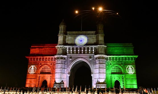 गेटवे ऑफ इंडिया येथे नौसेना दिनानिमित्त राज्यपालांच्या उपस्थितीत ‘बिटींग रिट्रीट’