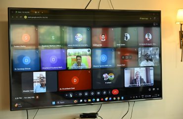 15.12.2025:  राज्यातील सर्व  विद्यापीठांअंतर्गत महाविद्यालयांमध्ये प्रत्येक खेळाडूंची भारत स्पोर्ट्स पोर्टल वर नोंद करून महादेवा प्रोजेक्टसाठी फुटबॉल टीम तयार करण्याचे निर्देश माननीय राज्यपालांचे सचिव डॉ. प्रशांत नारनवरे यांनी दिले. 'लोकभवन' येथे महादेवा प्रोजेक्ट तसेच इतर खेळांच्या प्रगती संदर्भात माननीय राज्यपालांचे सचिव डॉ. प्रशांत नारनवरे यांच्या अध्यक्षतेखाली दूरदृश्य प्रणाली द्वारे बैठक आयोजित करण्यात आली होती. या बैठकीला राज्यपालांचे उपसचिव राममूर्ती, लोकभवनमधील सह संचालक (वै. वि. मं.) विकास कुलकर्णी तसेच दूरदृश्य प्रणाली द्वारे सर्व विद्यापीठाच्या क्रीडा विभागाचे संचालक उपस्थित होते.