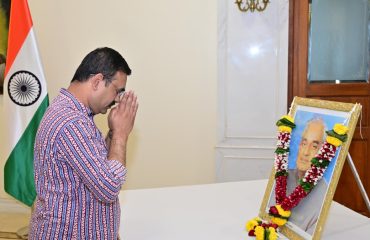 25.12.2025:  दिवंगत माजी पंतप्रधान भारतरत्न अटल बिहारी वाजपेयी यांच्या जयंतीनिमित्त महाराष्ट्र लोकभवन येथे राज्यपालांचे सचिव डॉ. प्रशांत नारनवरे यांनी अटल बिहारी वाजपेयी यांच्या प्रतिमेला पुष्पांजली वाहून अभिवादन केले. यावेळी उपस्थित राज्यपालांचे परिवार प्रबंधक डॉ निशिकांत देशपांडे, राज्यपालांचे परिसहायक ले.  विक्रम कुमार तसेच राजभवनातील अधिकारी व कर्मचारी यांनी देखील वाजपेयी यांच्या प्रतिमेला अभिवादन केले.