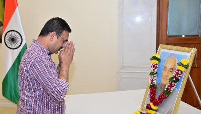 25.12.2025:  दिवंगत माजी पंतप्रधान भारतरत्न अटल बिहारी वाजपेयी यांच्या जयंतीनिमित्त महाराष्ट्र लोकभवन येथे राज्यपालांचे सचिव डॉ. प्रशांत नारनवरे यांनी अटल बिहारी वाजपेयी यांच्या प्रतिमेला पुष्पांजली वाहून अभिवादन केले. यावेळी उपस्थित राज्यपालांचे परिवार प्रबंधक डॉ निशिकांत देशपांडे, राज्यपालांचे परिसहायक ले.  विक्रम कुमार तसेच राजभवनातील अधिकारी व कर्मचारी यांनी देखील वाजपेयी यांच्या प्रतिमेला अभिवादन केले.