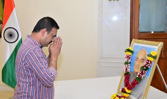 25.12.2025:  दिवंगत माजी पंतप्रधान भारतरत्न अटल बिहारी वाजपेयी यांच्या जयंतीनिमित्त महाराष्ट्र लोकभवन येथे राज्यपालांचे सचिव डॉ. प्रशांत नारनवरे यांनी अटल बिहारी वाजपेयी यांच्या प्रतिमेला पुष्पांजली वाहून अभिवादन केले. यावेळी उपस्थित राज्यपालांचे परिवार प्रबंधक डॉ निशिकांत देशपांडे, राज्यपालांचे परिसहायक ले.  विक्रम कुमार तसेच राजभवनातील अधिकारी व कर्मचारी यांनी देखील वाजपेयी यांच्या प्रतिमेला अभिवादन केले.