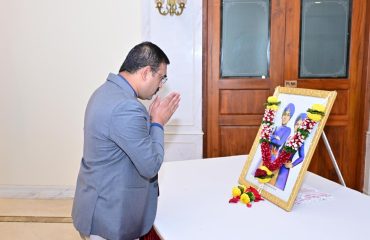 26.12.2024 : राज्यपालांचे परिवार प्रबंधक जितेंद्र वाघ यांनी 'वीर बाल दिवस' निमित्ताने साहिबजादा जोरावर सिंह व साहिबजादा फतेह सिंह यांच्या हौतात्म्याच्या स्मरणार्थ त्यांच्या प्रतिमेला राजभवन, मुंबई येथे पुष्पांजली अर्पण करून अभिवादन केले. यावेळी राजभवन मधील अधिकारी व कर्मचारी उपस्थित होते.