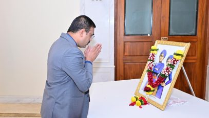 26.12.2024 : राज्यपालांचे परिवार प्रबंधक जितेंद्र वाघ यांनी 'वीर बाल दिवस' निमित्ताने साहिबजादा जोरावर सिंह व साहिबजादा फतेह सिंह यांच्या हौतात्म्याच्या स्मरणार्थ त्यांच्या प्रतिमेला राजभवन, मुंबई येथे पुष्पांजली अर्पण करून अभिवादन केले. यावेळी राजभवन मधील अधिकारी व कर्मचारी उपस्थित होते.